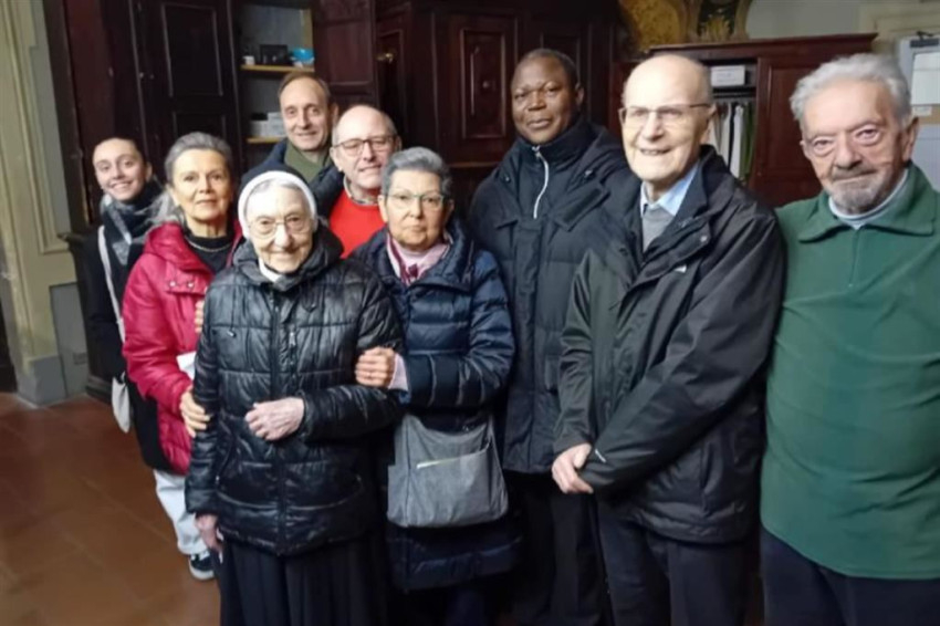 Jean Baptiste Gamene atya az olasz hívőkkel Forlìban