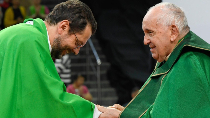 Ferenc pápa és Marengo bíboros a pápa 2023-as mongóliai apostoli útján