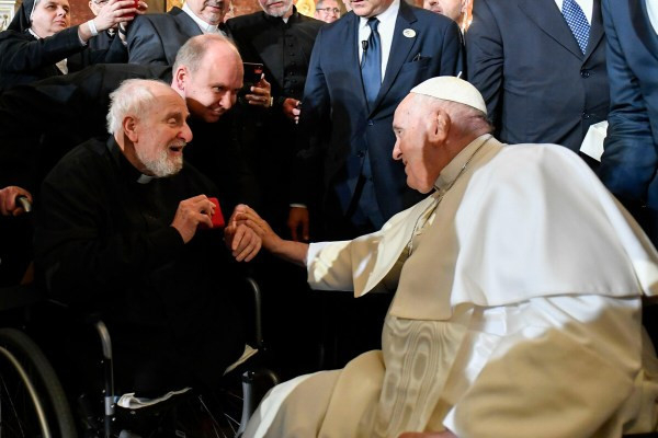 Ferenc pápa és Kardos Mihály atya 2023-as budapesti találkozásának fotója bejárta a világot