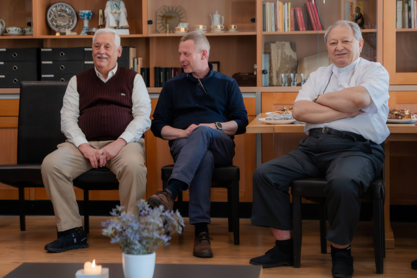 Arturo Sosa generális, Tomasz Kot asszisztens és Illés Albert