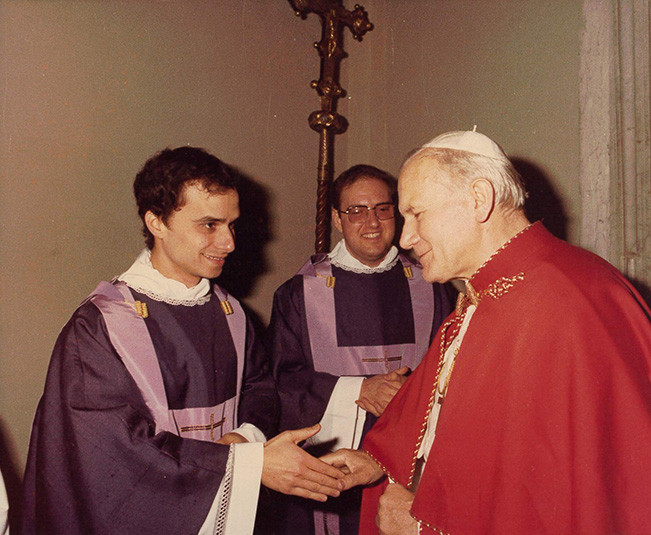 Robert Prevost és II. János Pál pápa (a Jó Tanács Anyja Középnyugati Ágoston-rendi Tartománya jóvoltából)