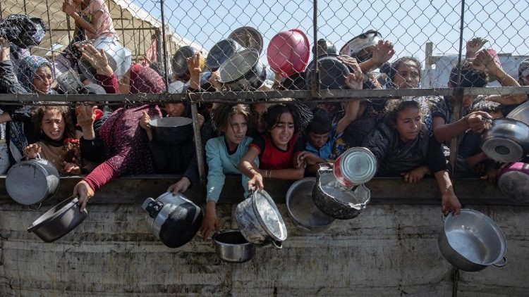 Kitelepített palesztinok élelemre várva