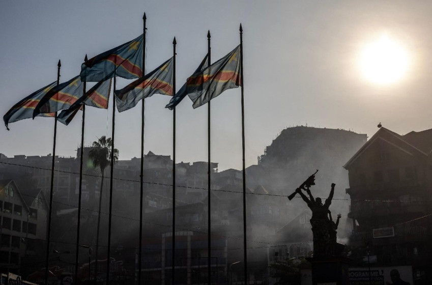 A Kongói Demokratikus Köztársaság zászlói zászlói lobognak Bukavuban az M23 hatalomátvétele után