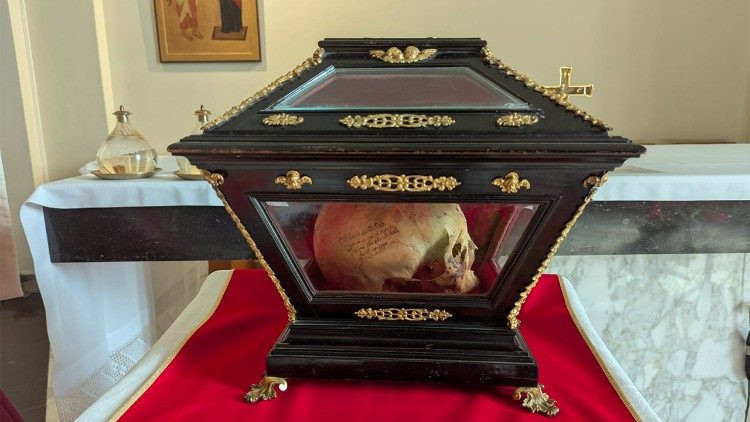 Boldog Phú Yên András koponyaereklyéje a Vatikáni Rádió kápolnájában