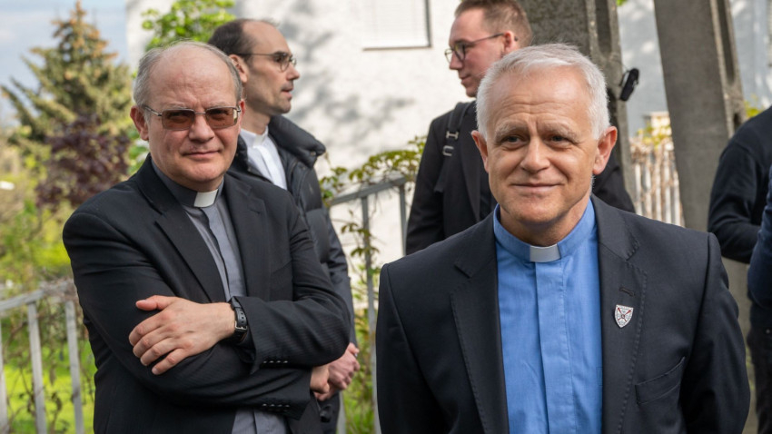 Harai Levente és Holczinger Ferenc 2023 áprilisában, a pápalátogatás idején