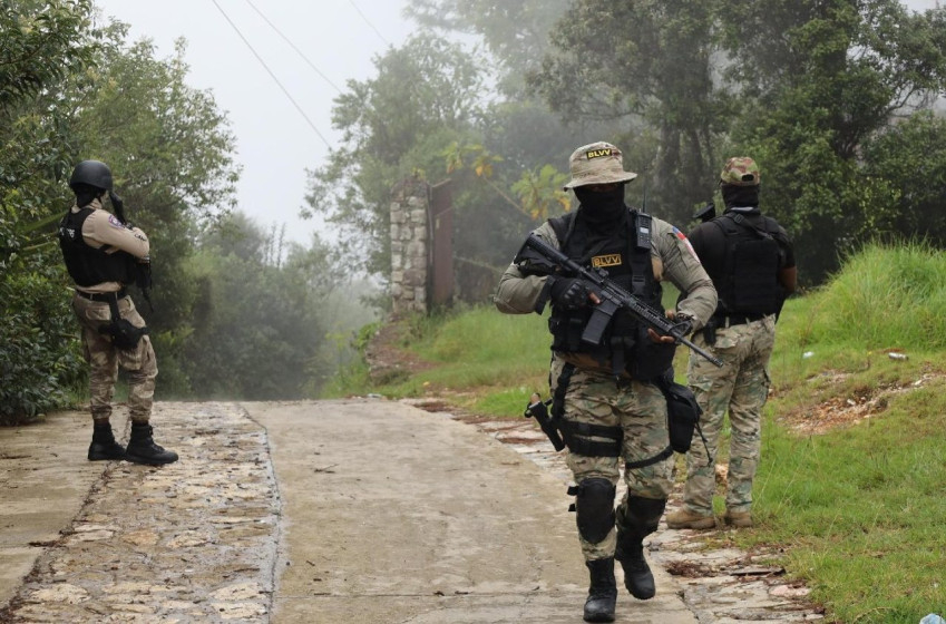 A Haiti Nemzeti Rendőrség tagjai járőröznek egy fegyveres banda támadása után a haiti Kenscoffban