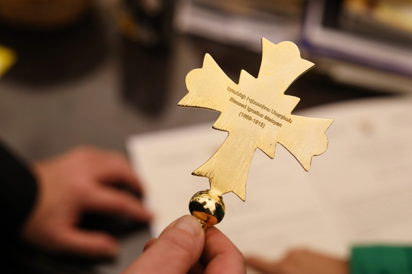 Fülöp Ákos atya, az örmény lelkészség eddigi kormányzója 2022-ben vehette át a pátriárka elismerését, Maloján Ignác keresztjének másolatát. Fotó: Merényi Zita