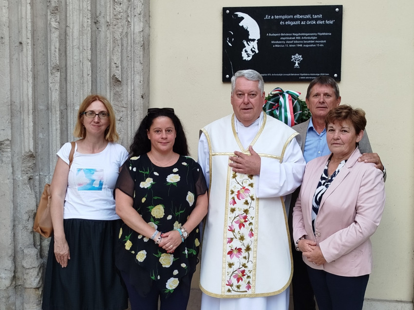 A fotón jobbról: Kovács Rudolfné, Kovács Rudolf, Osztie Zoltán plébános, Bágya Rita a Mindszenty Társaság titkára és Nagy Brigitta, a Magyarországi Mindszenty Alapítvány titkára.