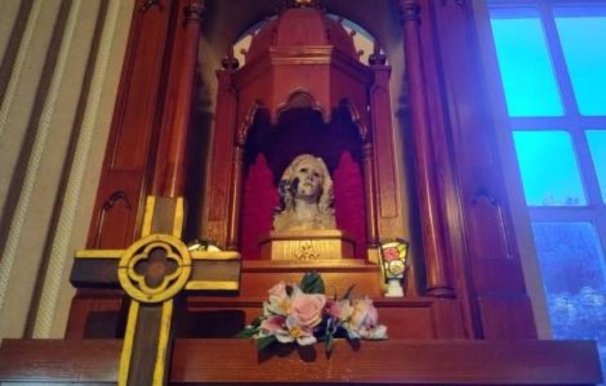 A Szűzanya-szobor az atomtámadás nyomaival a nagaszaki székesegyházban