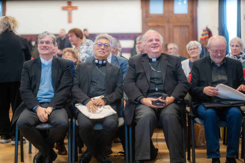 (balról jobbra) András Attila SJ provinciális, Stephen Chow SJ hongkongi bíboros, Michael W. Banach nuncius és Harai Levente SJ socius