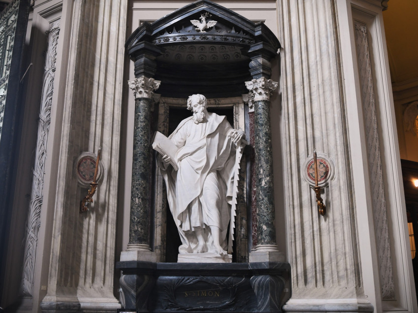 Francesco Moratti: Szent Simon szobra a Lateráni Keresztelő Szent János-bazilikában