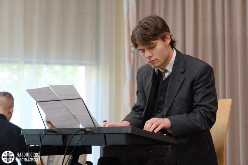 Zongorán játszott Czövek Kleofás, a Szent István Görögkatolikus Gyermekvédelmi Központ nevelőszülői hálózatából.