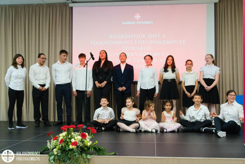 A Berettyóújfalui III. számú gyermekotthon neveltjei a Játékkészítő zenés darabból adtak elő egy részletet.