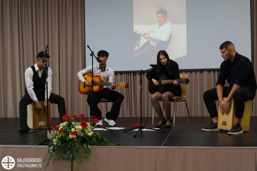 BIRD nevű formáció pedig a zenén keresztül mesélt az elfogadásról és arról, hogy mindenki értékes. Oláh Gergő: Fekete-fehér és a Parno Graszt: Már nem szédülök című dalát énekelték el, fantasztikus hangulatot teremtve.