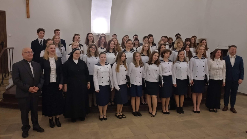 Balról jobbra: Rostetter Szilveszter, Zsilinszky Cecília, Wanda Putyra nővér, jobbról Maciej Rutkowski, Hutvágner Erika, ill. a kórusok