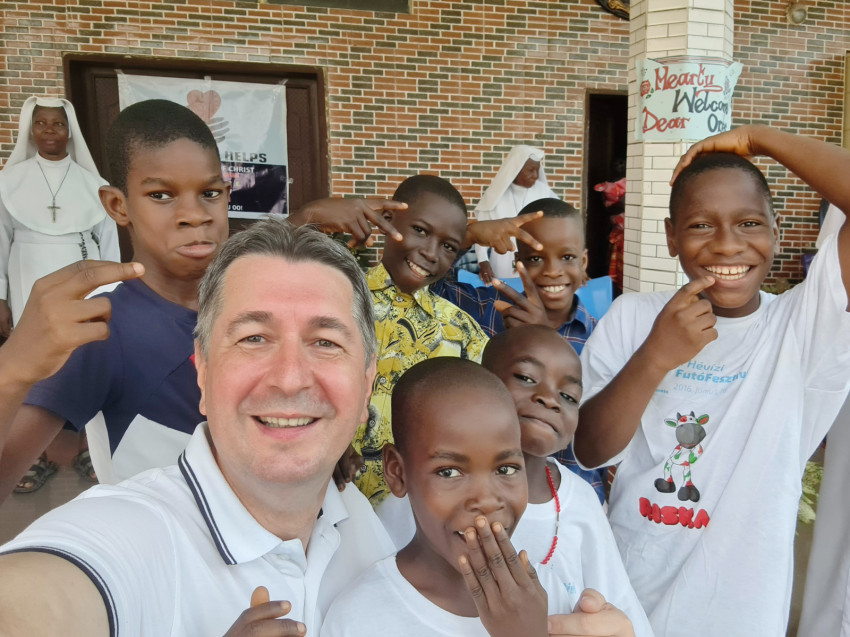 Szelfi az árvaházban élő gyerekekkel