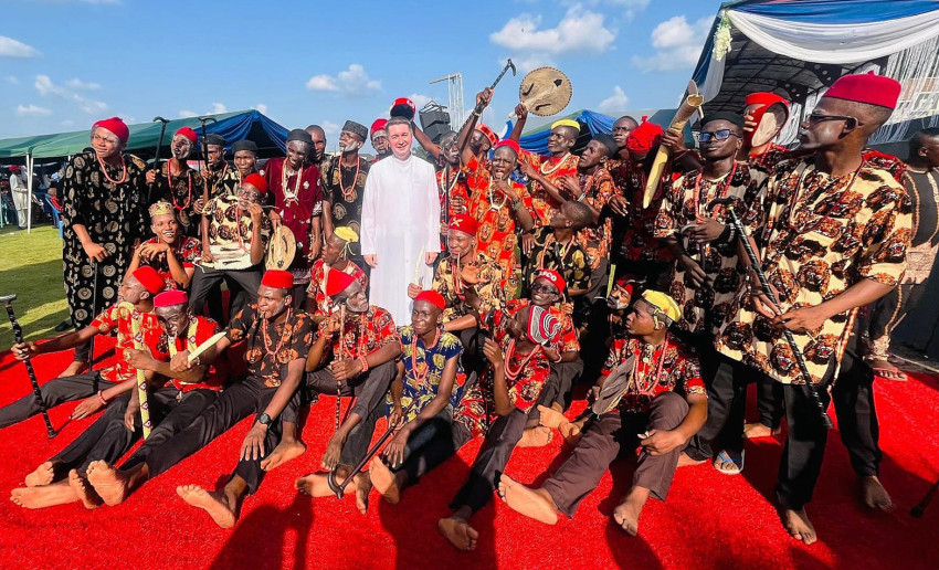 Színdarabhoz beöltözött kisszeminaristákkal mindenszentek napján