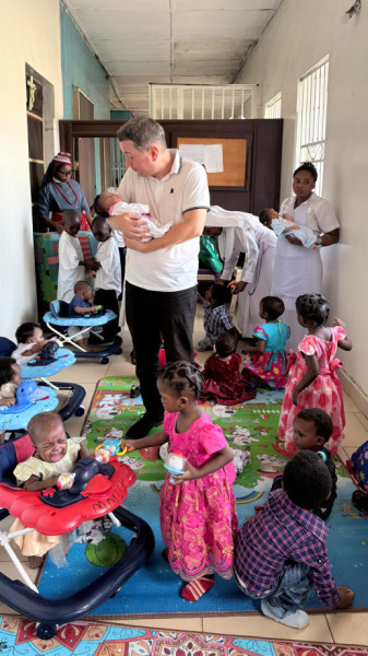 A legkisebbekkel az árvaházban