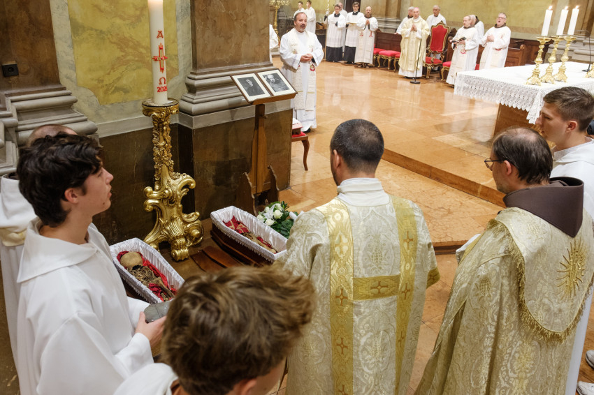 Berhidai Piusz OFM tartományfőnök beszenteli Hajnal Zénó OFM és Martincsevits Pál földi maradványait