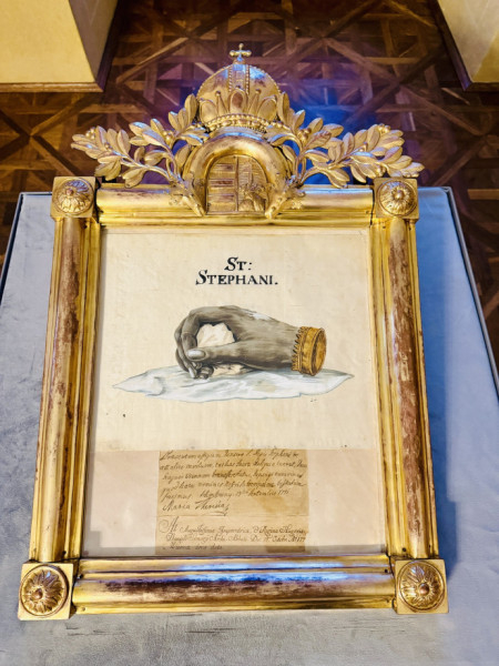 A restaurált Szent Jobb-selyemfestmény