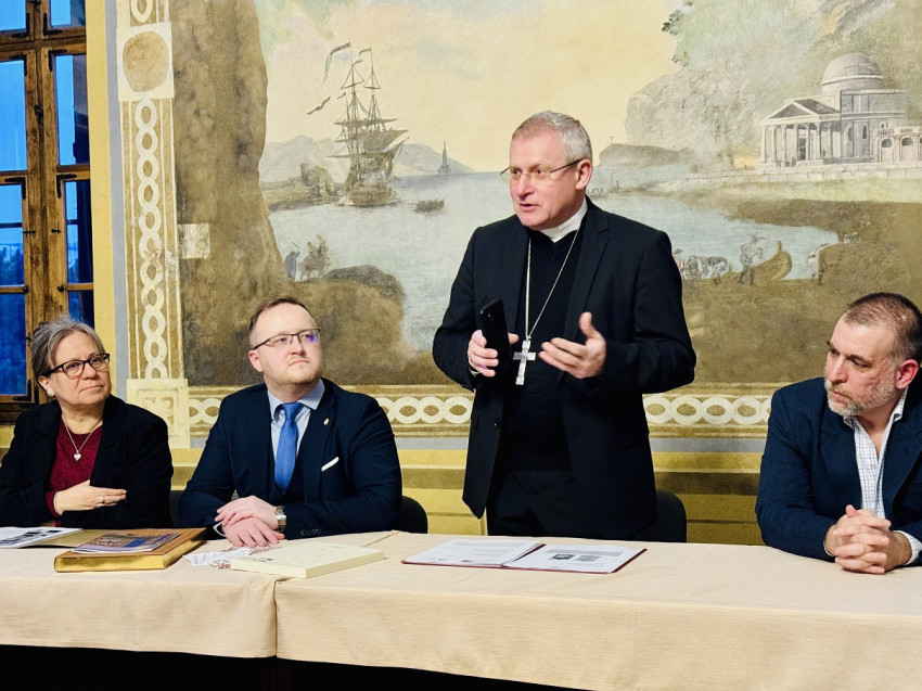 Tóth Zsuzsanna, az OSZK főrestaurátora, Rózsa Dávid, az OSZK főigazgatója, Böcskei László nagyváradi megyéspüspök, Lakatos-Balla Attila, a nagyváradi egyházművészeti gyűjtemény vezetője