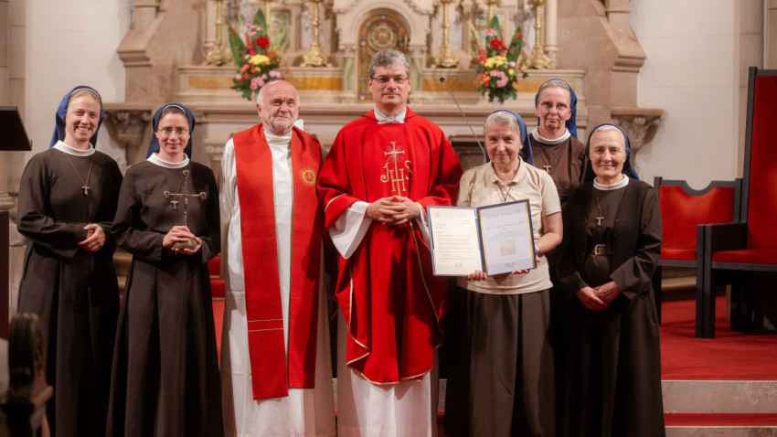 Az arlói közösség a Szent Ignác-díj átadásán, bal szélen Judit nővér és Ráhel nővér
