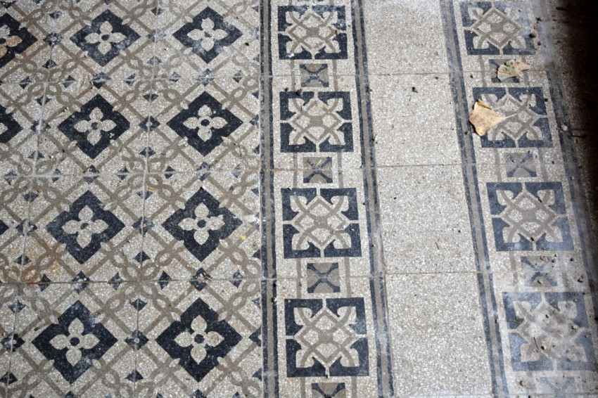 A hajó 20. század eleji mintás cementlap-burkolata (Fotó: Simon Anna, 2026)