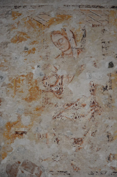 A középkori falkép részlete a szentély homlokfalának déli szakaszán: Szűz Mária az Angyali üdvözlet jelenetből (Fotó: Simon Anna, 2026)