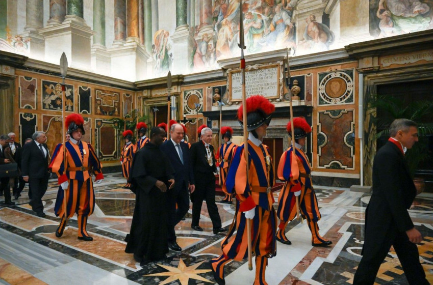 II. Albert herceget Leó pápa elé kísérik az audienciára