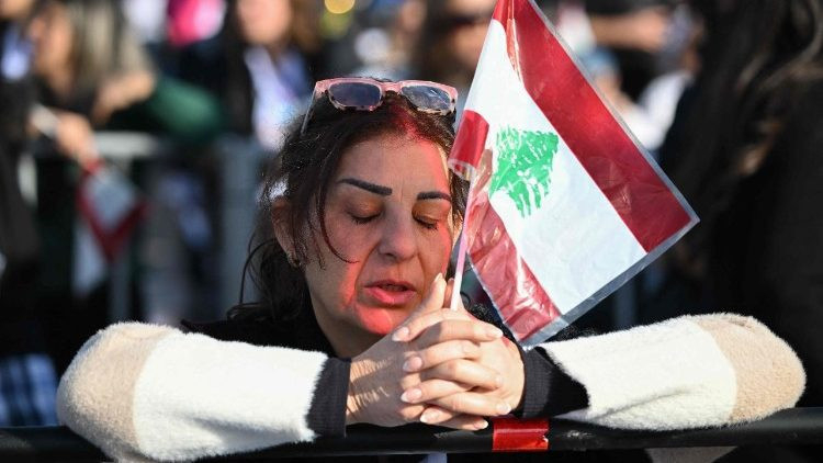 Imádkozó nő 2025 decemberben, XIV. Leó pápa libanoni apostoli útján