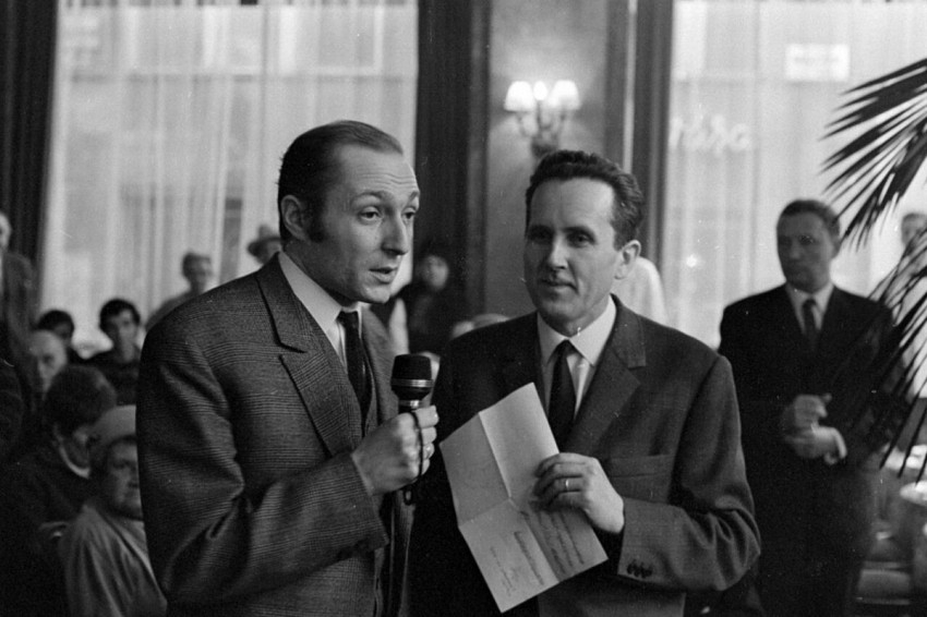 Mester Ákos riporter és Czigány György az Astoria Szálló halljában, a Ki nyer ma? rádióműsor felvételén (1970). Fotó: Fortepan/Szalay Zoltán