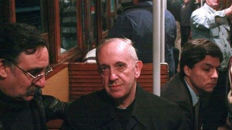 Jorge Mario Bergoglio, a későbbi Ferenc pápa egy Buenos Aires-i buszon. Fotó: Vatican News