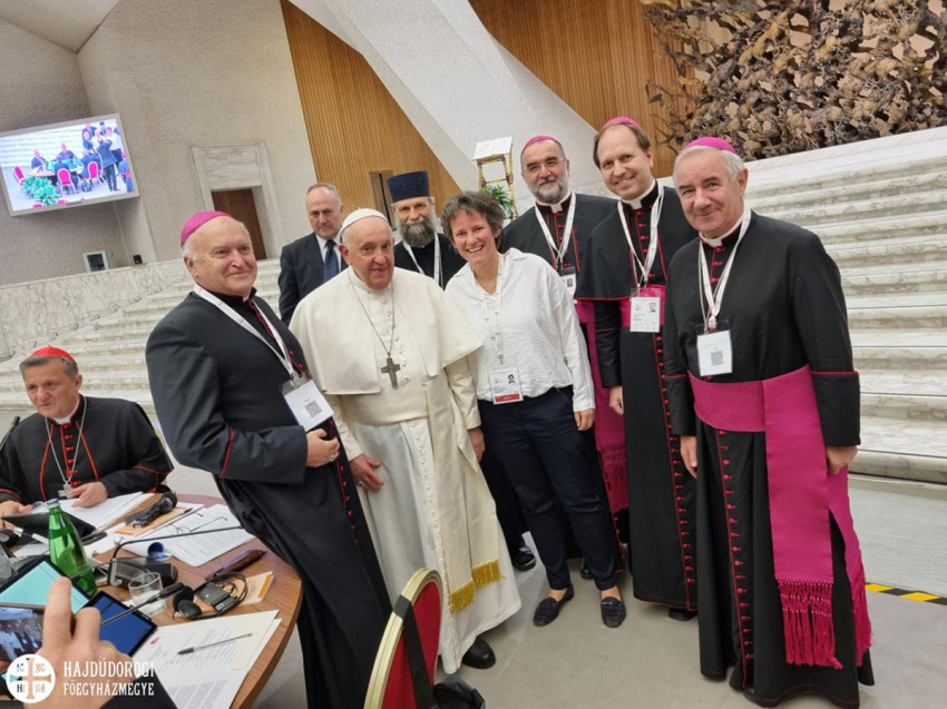 Pál József Csaba püspök (jobb oldalon) a szinódus magyar résztvevőivel és Ferenc pápával