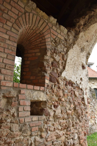 A tetővel fedett szentély déli kiegészített ablaka