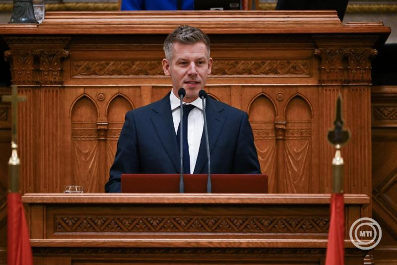 Magyar Péter miniszterelnök beszédet mond május 12-én az Országgyűlés plenáris ülésén