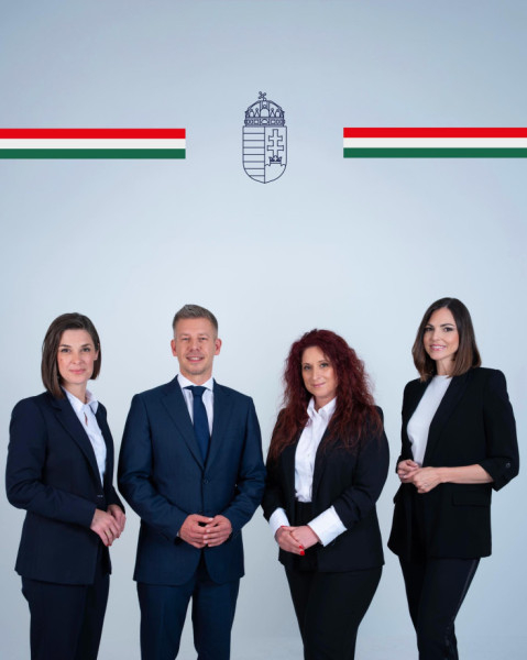 Magyar Péter a kormányszóvivőkkel, balra Szondi Vanda, jobbra Magyar Éva és Köböl Anita