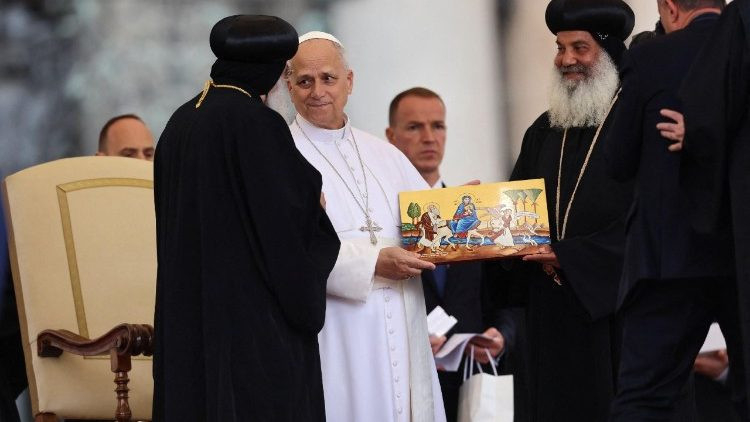 XIV. Leó pápa kopt egyházi vezetőkkel a Szent Péter téren