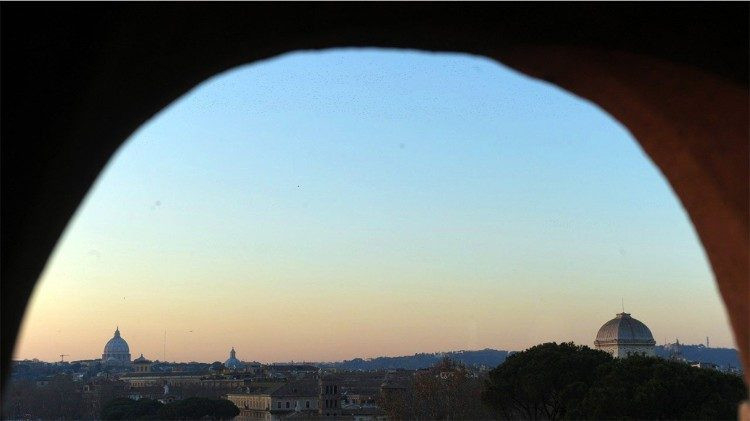Jobbra kimagaslik a római zsinagóga, balra a Szent Péter-bazilika kupolája