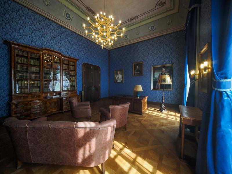 Veszprémi érseki Palota – Kék szalon a Hornig-íróasztallal