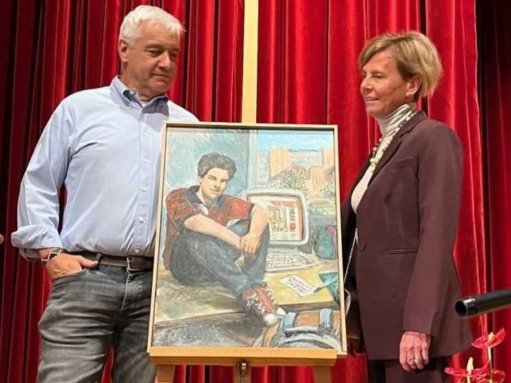 Fabrizio Zaggia és Maria Capello Carlo Acutis festménye mellett a XIII. Leó-intézetben. A képet Filippo Carlonagno SJ festette