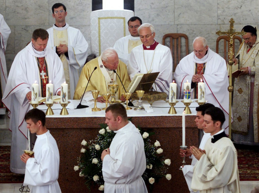 II. János Pál pápa 2001. szeptember 24-én szentmisét mutat be az asztanai székesegyházban