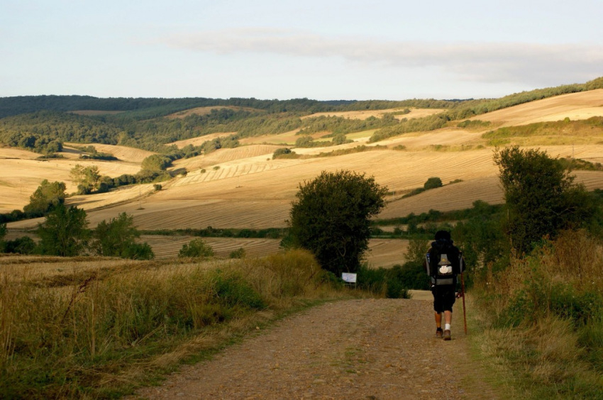 Zarándok a Santiago de Compostela felé vezető úton, az El Caminón