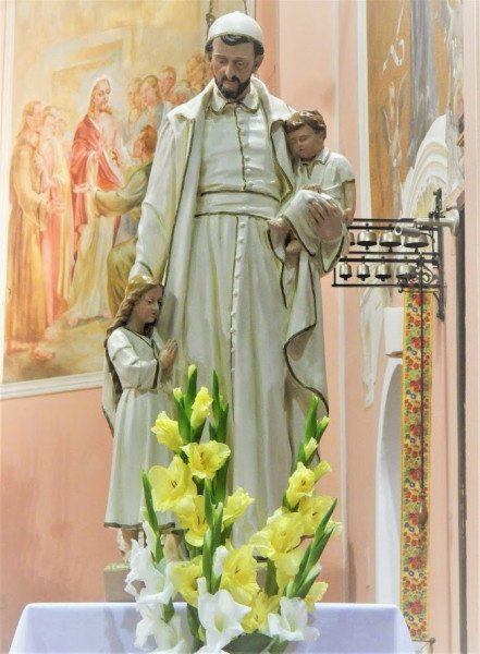 Páli Szent Vince kapuvári szobra