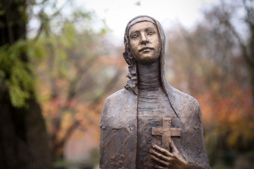 Szent Margit szobra a Margitszigeten