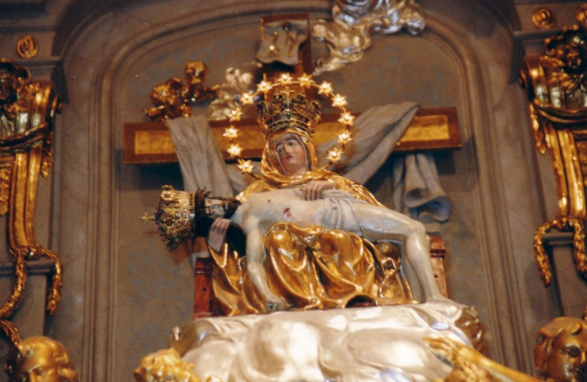 A sasvári kegyszobor