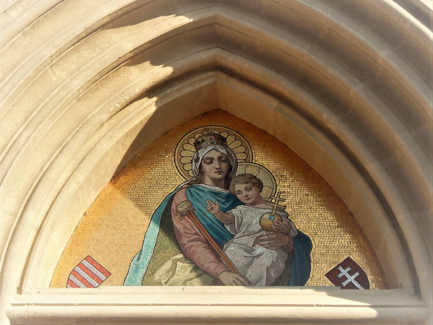 Ábrázolás a keszthelyi Magyarok Nagyasszonya-templom kapuja fölött