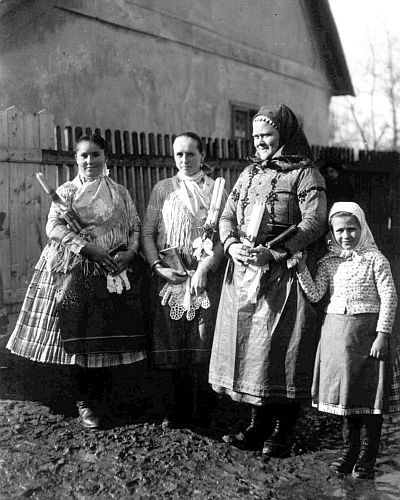 Gyertyaszentelésre induló menyecske és leányok; Csömör (Pest-Pilis-Solt-Kislun vm.)