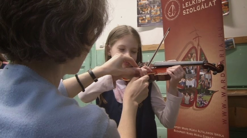 a művészettel a világban, a világért