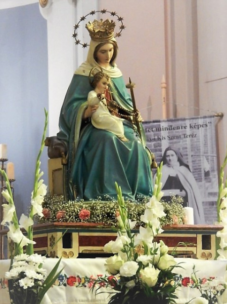 A Kármelhegyi Boldogasszony szobra a keszthelyi bazilikában