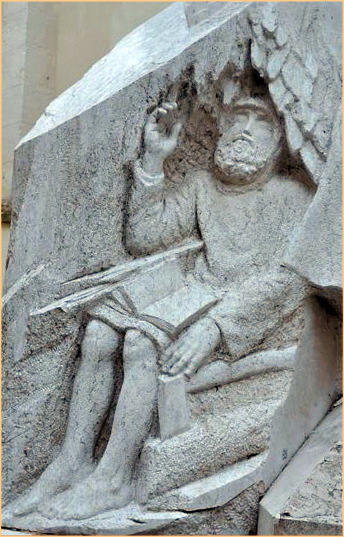 A Pannonhalmán lévő Szent Mór-szobor részlete; Szent András remete